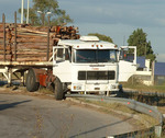 30/12/2007: CAMION CHOCO GUARD RAIL EN UN ACCESO A LA RUTA 9.  El cami�n pas� de largo en la curva y rompi� un guard rail. 