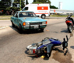 08/02/2008: Dos mujeres lesionadas en unchoque entre un auto y una moto.  La moto impacto con el autom�vil Ford Taunus. 
