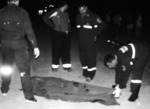 22/03/2008: Muere un menor atropellado por un auto.  Personal de bomberos cubriendo el cad�ver del menor que perdi� la vida en el accidente.      En horas de la noche de ayer, se produjo un tr�gico hecho en la Ruta 6, donde un menor perdi� la vida al ser atropellado por un autom�vil 