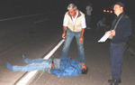 04/04/2008: Un muerto y un herido grave al chocar un auto a una moto.  El fiscal Maraggi, en el lugar del hecho junto al cuerpo de la victima. 