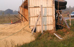 17/04/2008: Cami�n vuelca su carga sobre la Ruta 6.  El acoplado termin� volcando sobre el carril central. 