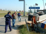18/04/2008: Caos, choques y vuelcos a causa del humo.  Personal de la misma empresa Telga, trabaj� en la contenci�n primaria del derrame.    Un cami�n con �cido volc� en la colectora Norte y hubo que evacuar la zona, adem�s hubo en un rato otros dos vuelcos. Las principales rutas de la zona y el puerto local permanecieron cerrados durante gran parte de la jornada. La Panamericana fue un caos 