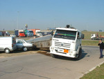 18/04/2008: Caos, choques y vuelcos a causa del humo.  Por poco, el cami�n no aplast� varios autos de la agencia Ardama, ubicada en el lugar.    Un cami�n con �cido volc� en la colectora Norte y hubo que evacuar la zona, adem�s hubo en un rato otros dos vuelcos. Las principales rutas de la zona y el puerto local permanecieron cerrados durante gran parte de la jornada. La Panamericana fue un caos 