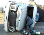 22/04/2008: Vuelca cami�n en la Ruta 6.  El camionero logr� salir ileso del vuelco ocurrido en la ruta 6. 