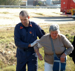 07/05/2008: Choque sin heridos entre dos autom�viles.  Personal de bomberos, retirando a una mujer de avanzada edad, que sufri� algunos golpes en el accidente.  Cuatro personas con contusiones fueron trasladadas preventivamente al hospital 