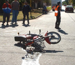 07/05/2008: Dos heridos al chocar un auto y una moto.  Dos personas que iban en la moto, resultaron lesionados. 