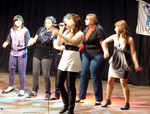 EN EL DESCANSO LAS PARTICIPANTES SE DIVIRTIERON EN EL ESCENARIO